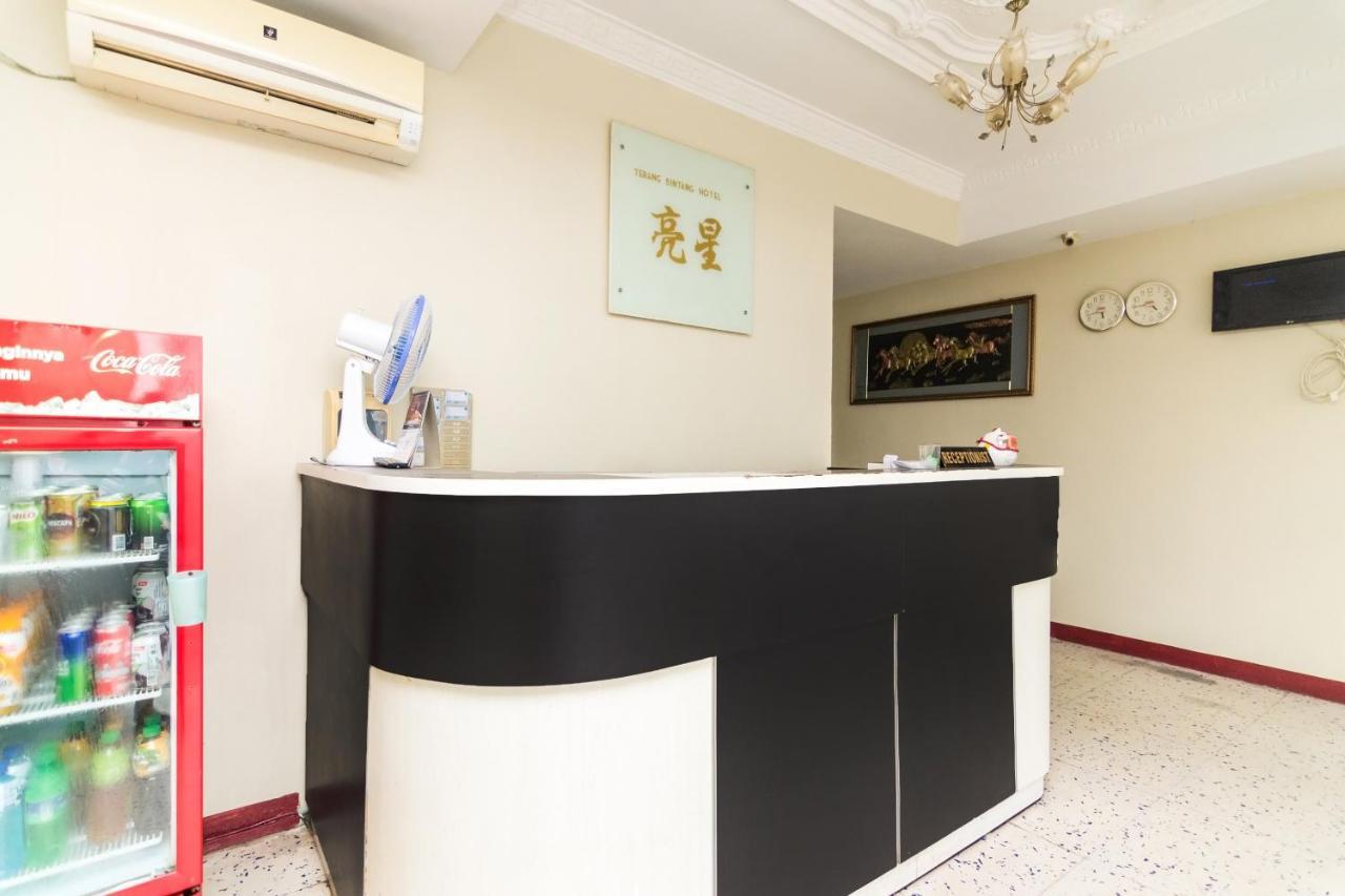Vaccinated Staff - Oyo 1703 Terang Bintang Hotel Batam Kültér fotó