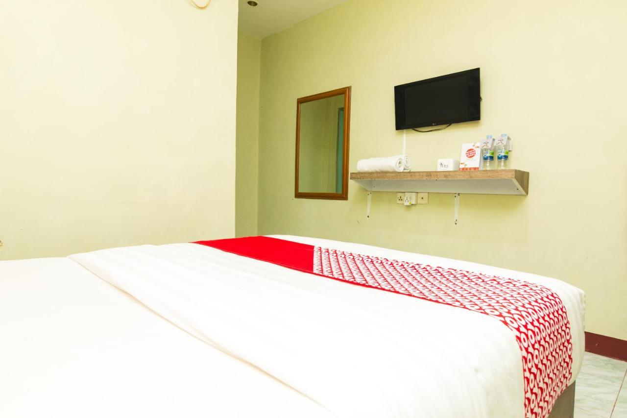 Vaccinated Staff - Oyo 1703 Terang Bintang Hotel Batam Kültér fotó