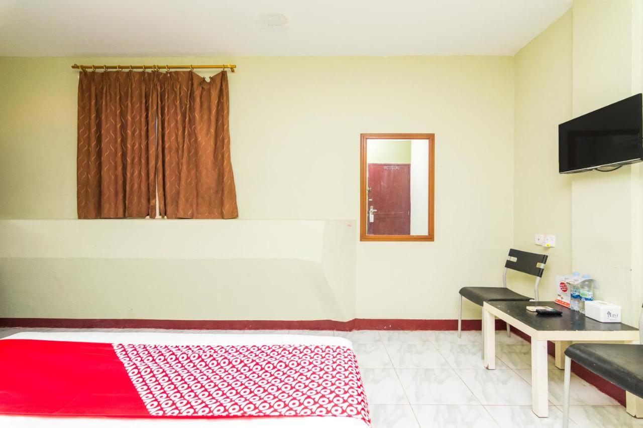 Vaccinated Staff - Oyo 1703 Terang Bintang Hotel Batam Kültér fotó