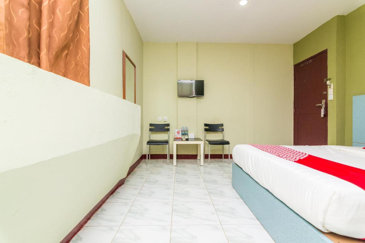 Vaccinated Staff - Oyo 1703 Terang Bintang Hotel Batam Kültér fotó
